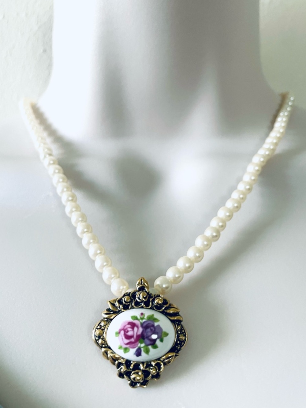 Vintage-Inspired Pearl Necklace with Floral Pendant